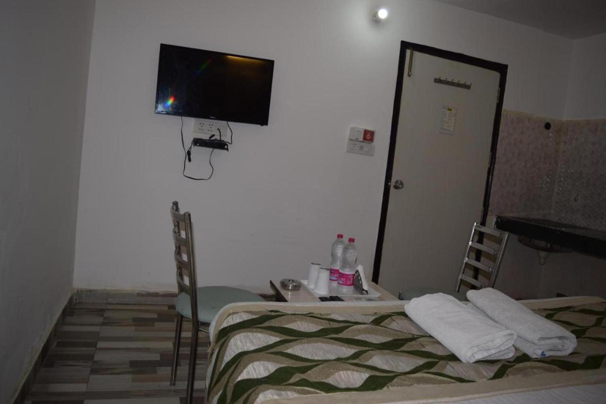Hotel Clink New Delhi Airport Extérieur photo