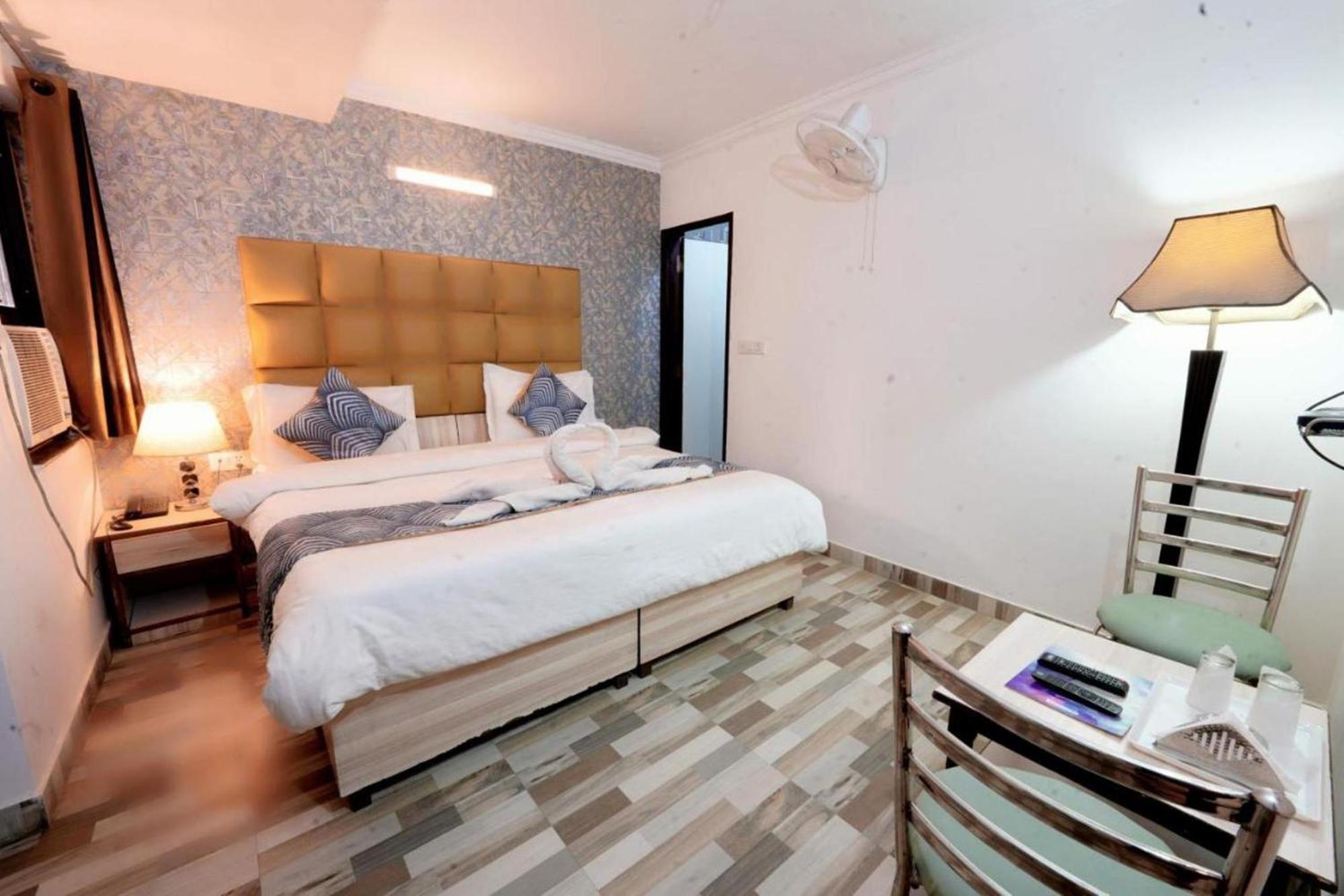Hotel Clink New Delhi Airport Extérieur photo