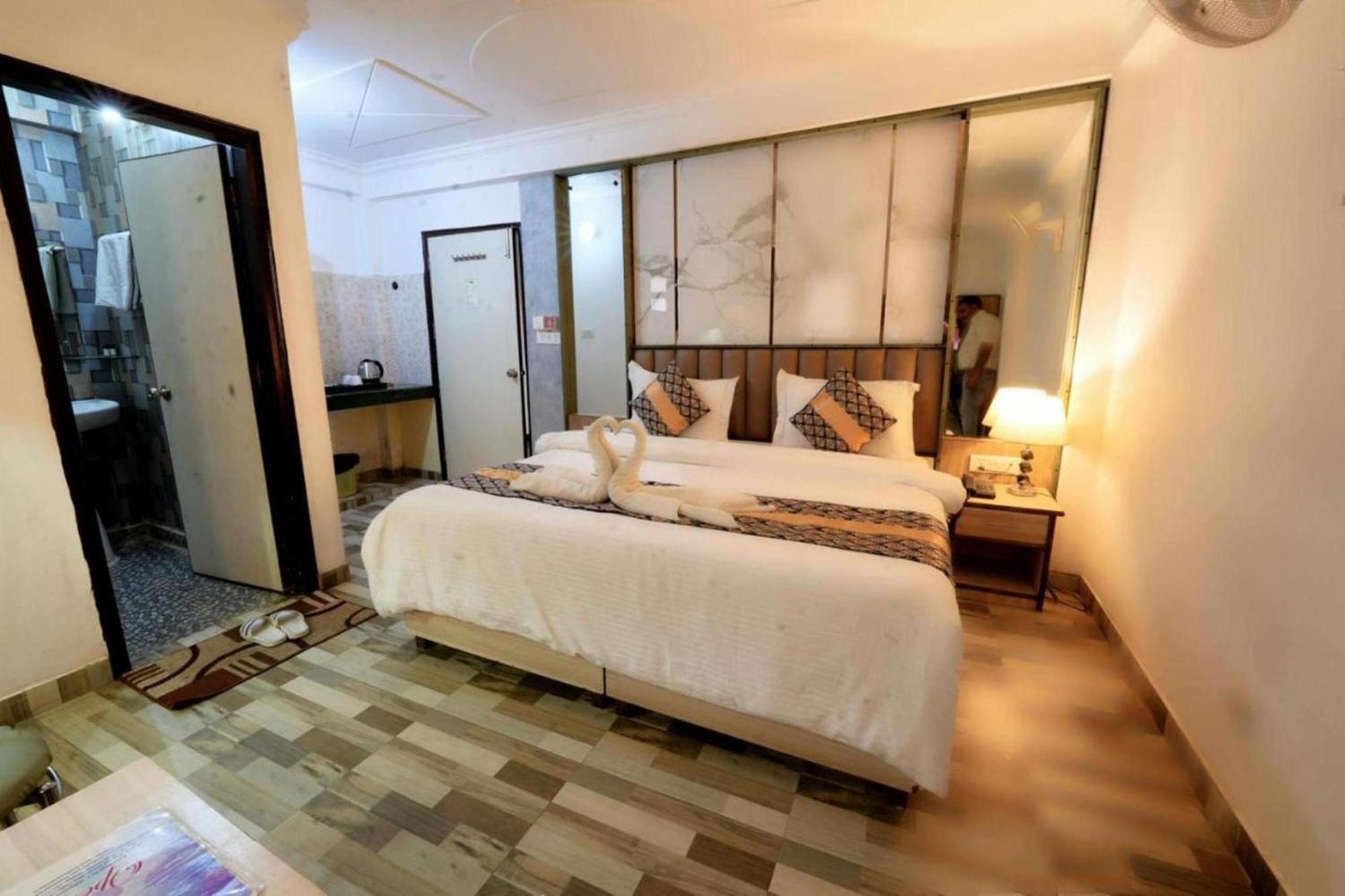Hotel Clink New Delhi Airport Extérieur photo