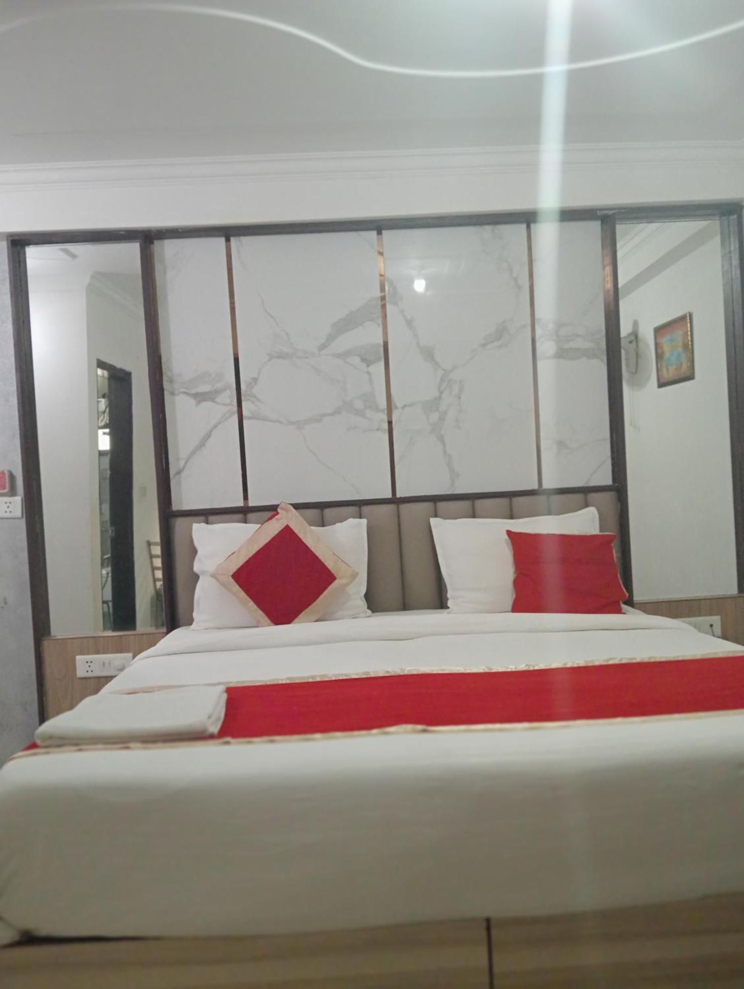 Hotel Clink New Delhi Airport Extérieur photo